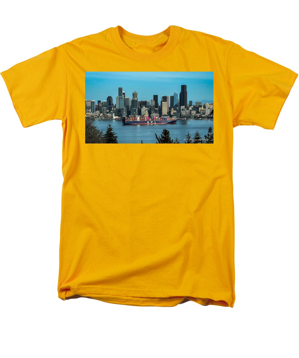 Container ship going into port - Men's T-Shirt (Regular Fit)