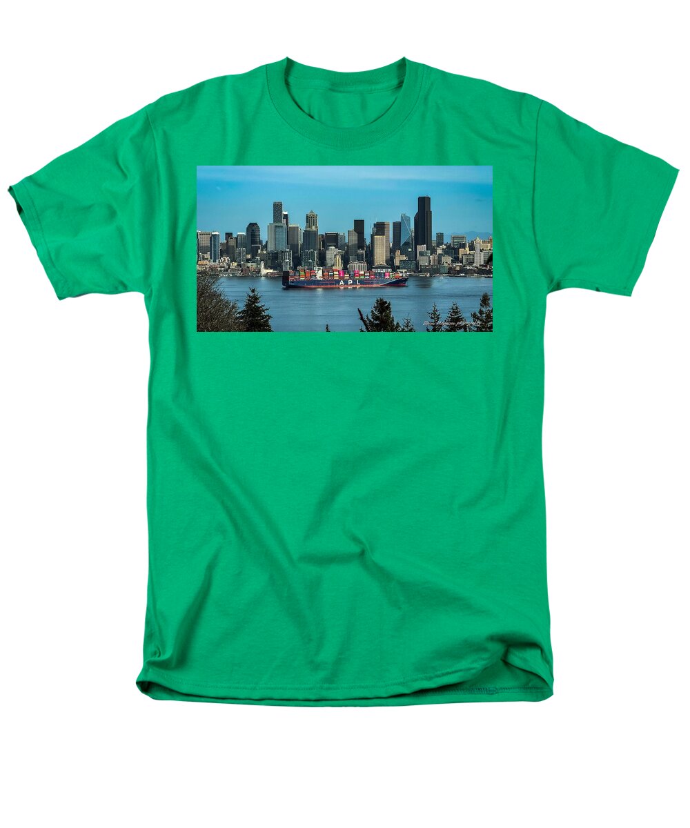 Container ship going into port - Men's T-Shirt (Regular Fit)