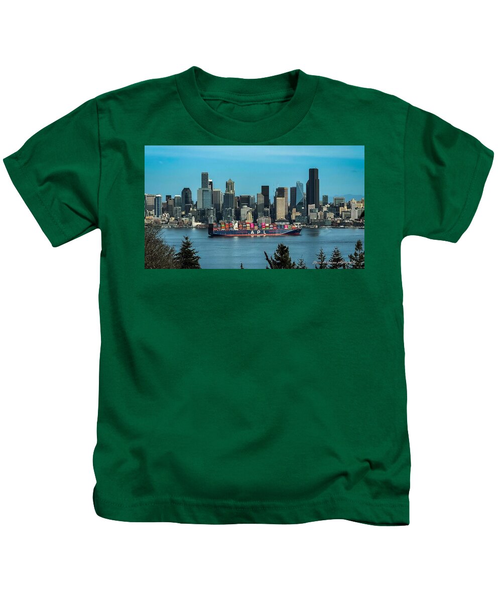 Container ship going into port - Kids T-Shirt