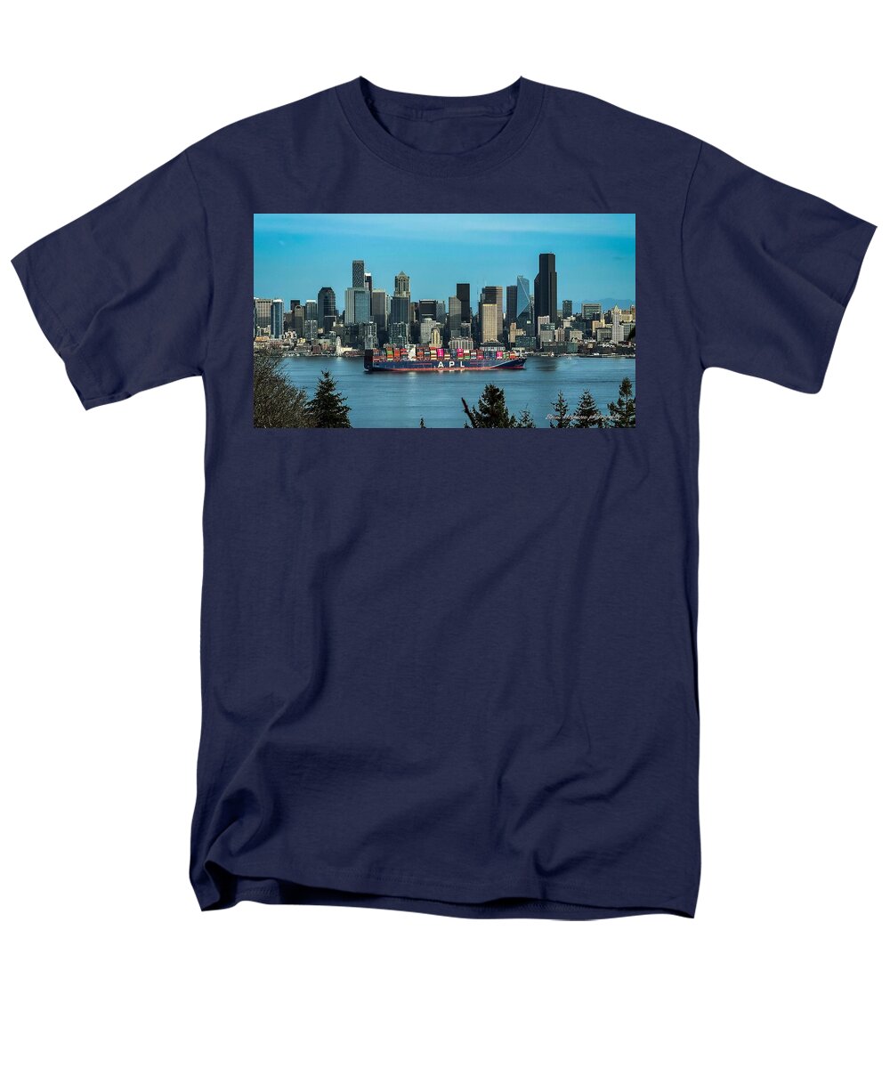 Container ship going into port - Men's T-Shirt (Regular Fit)
