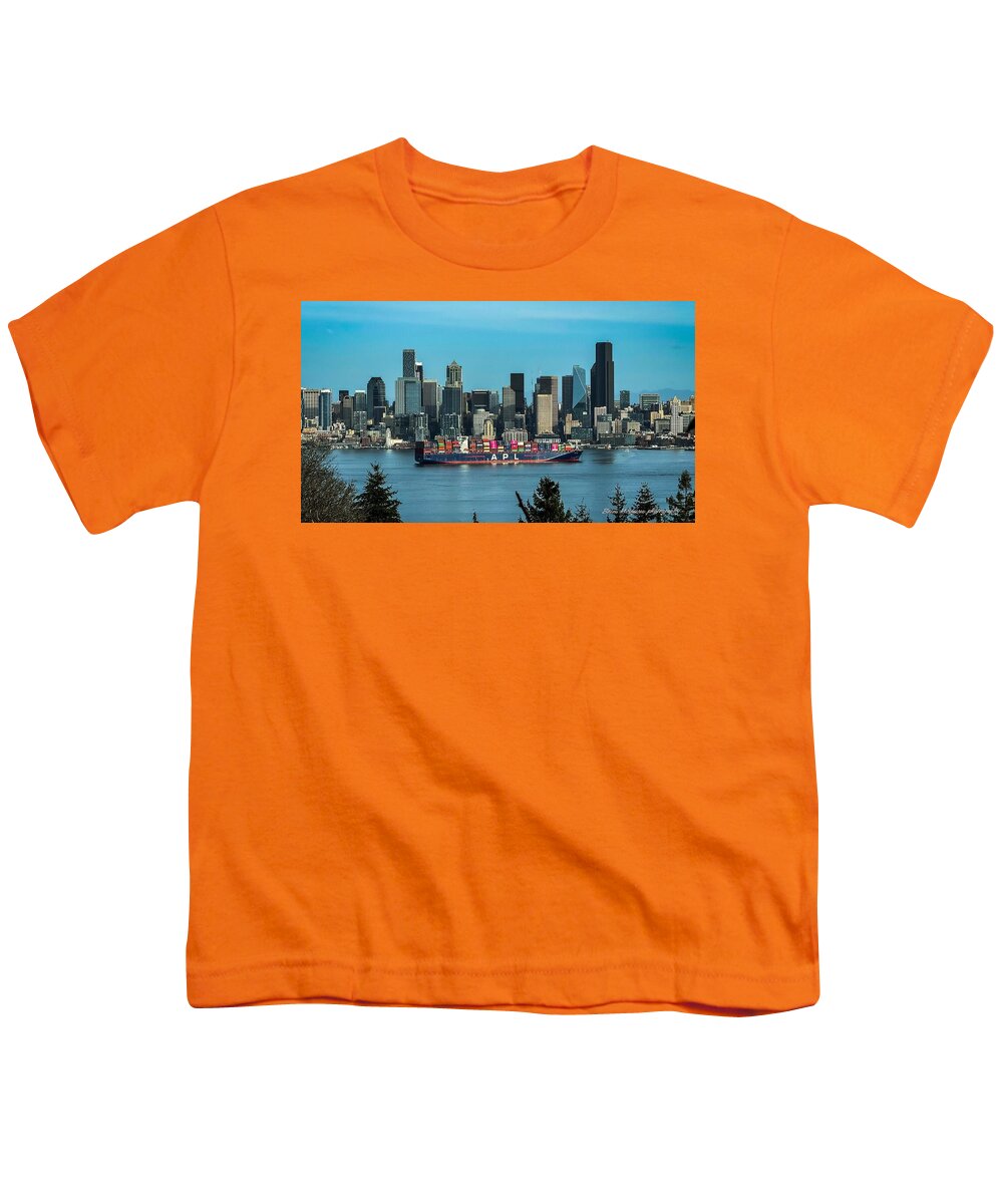 Container ship going into port - Youth T-Shirt