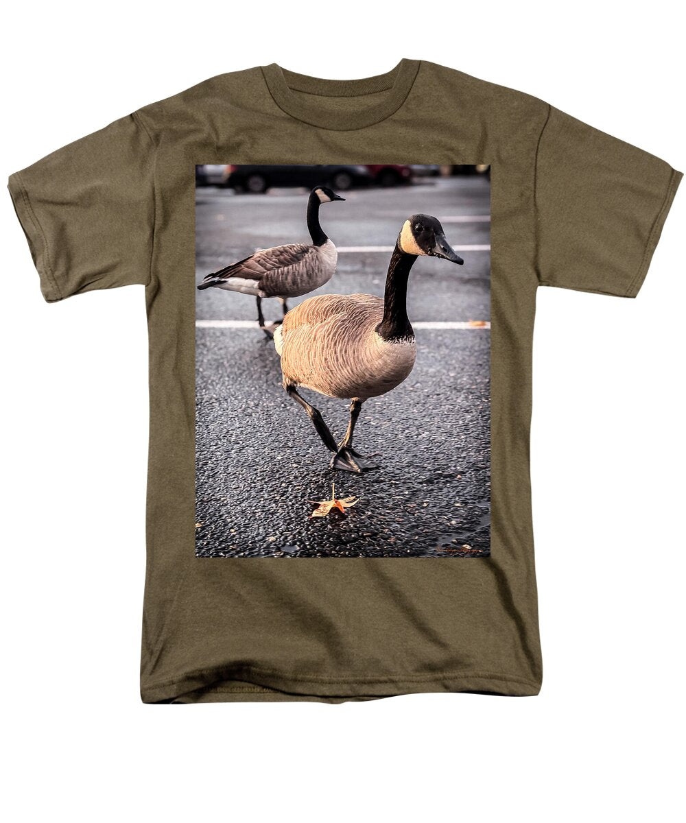 Geese in the parking lot - Men's T-Shirt (Regular Fit)