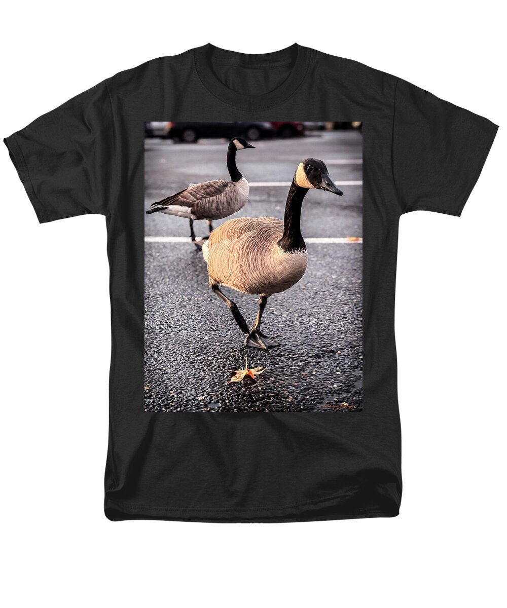 Geese in the parking lot - Men's T-Shirt (Regular Fit)