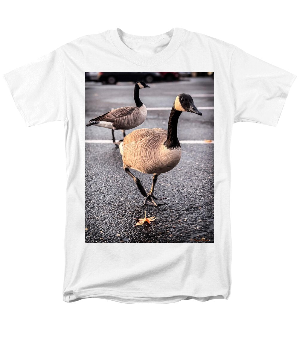Geese in the parking lot - Men's T-Shirt (Regular Fit)