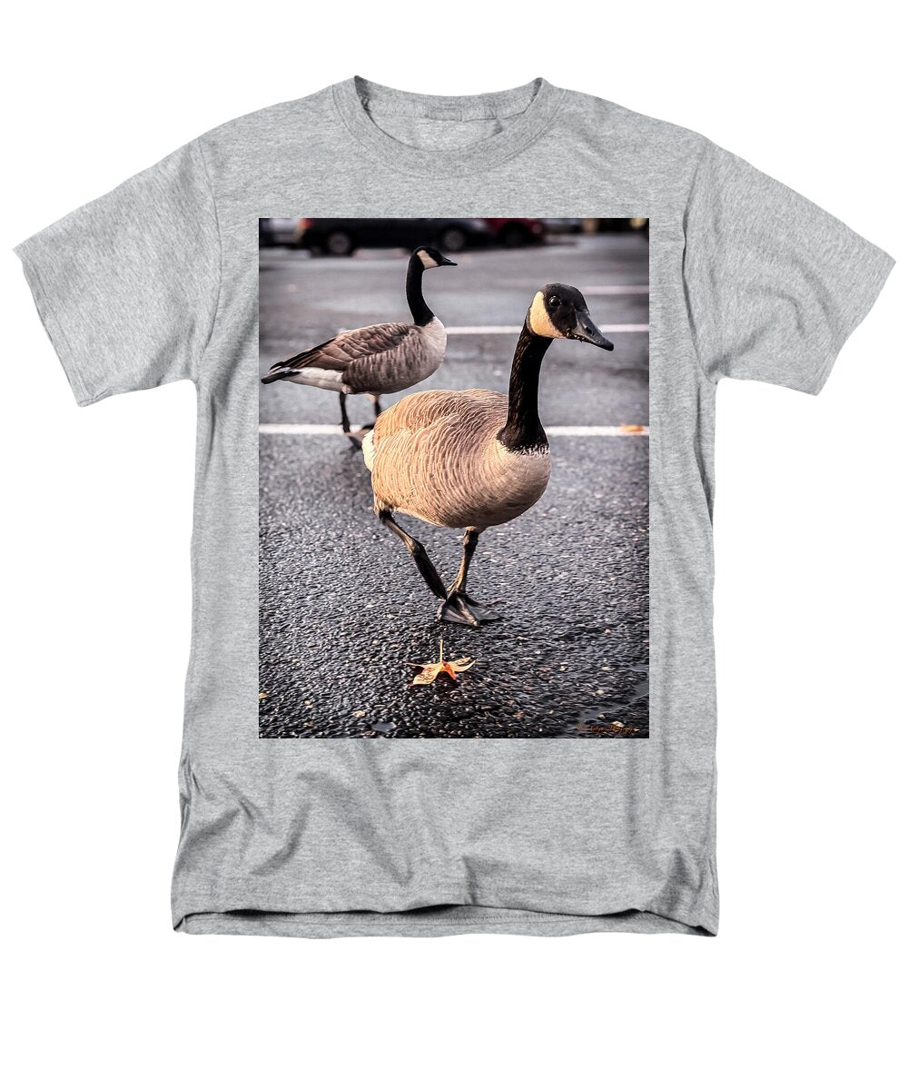 Geese in the parking lot - Men's T-Shirt (Regular Fit)
