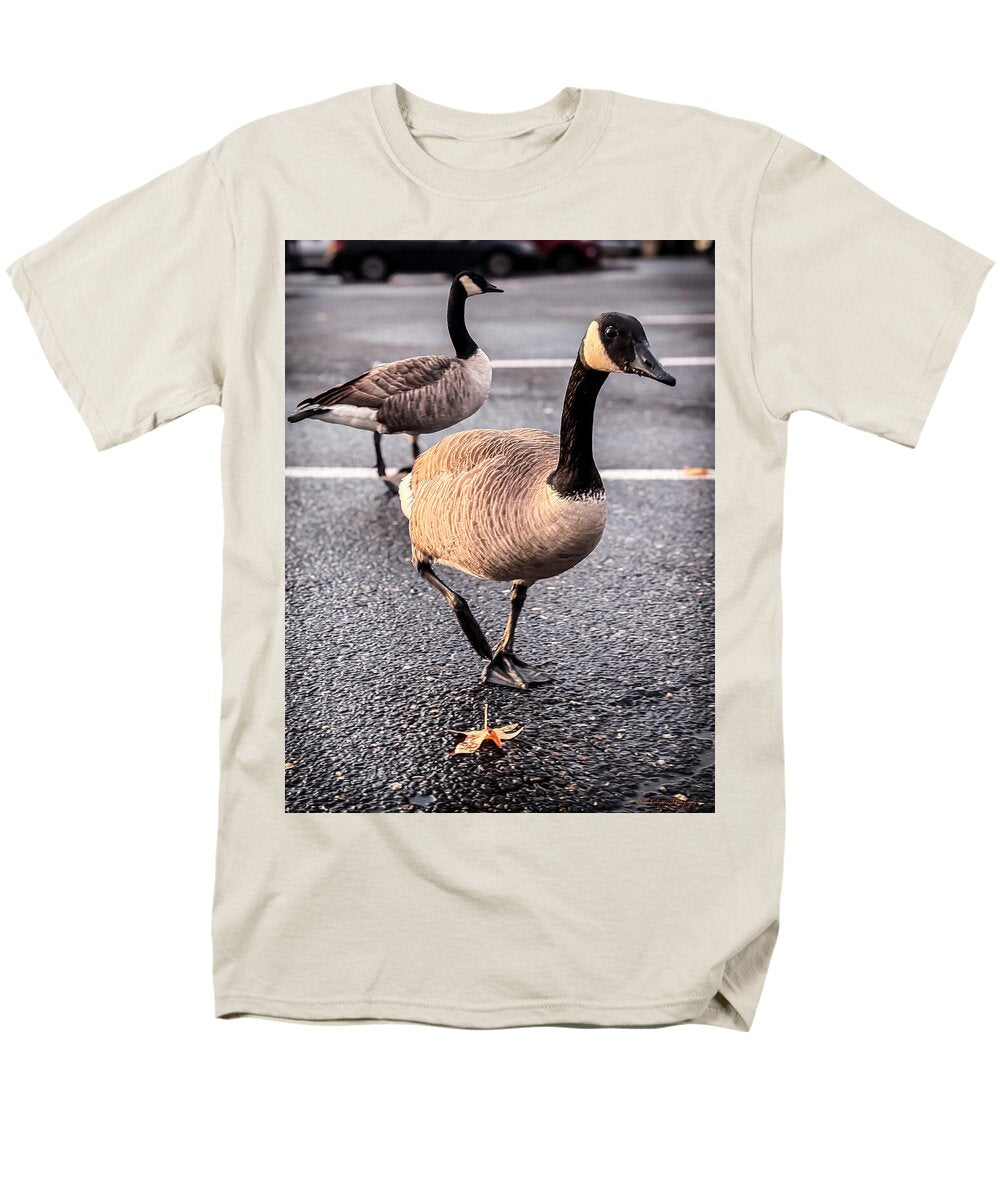 Geese in the parking lot - Men's T-Shirt (Regular Fit)