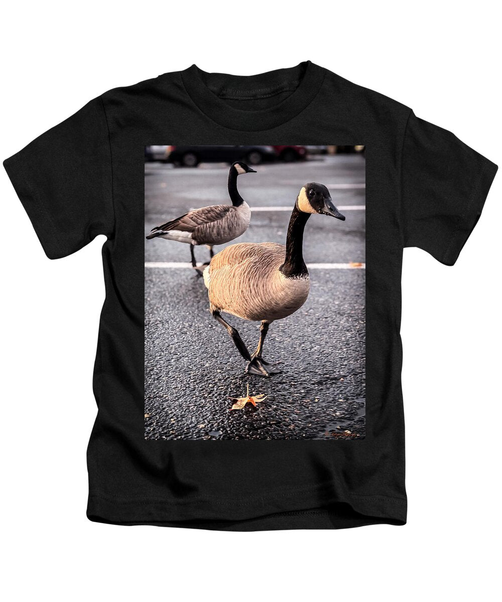 Geese in the parking lot - Kids T-Shirt