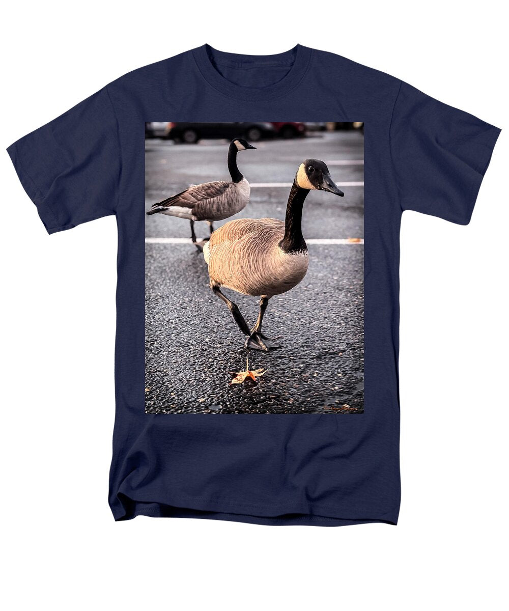 Geese in the parking lot - Men's T-Shirt (Regular Fit)