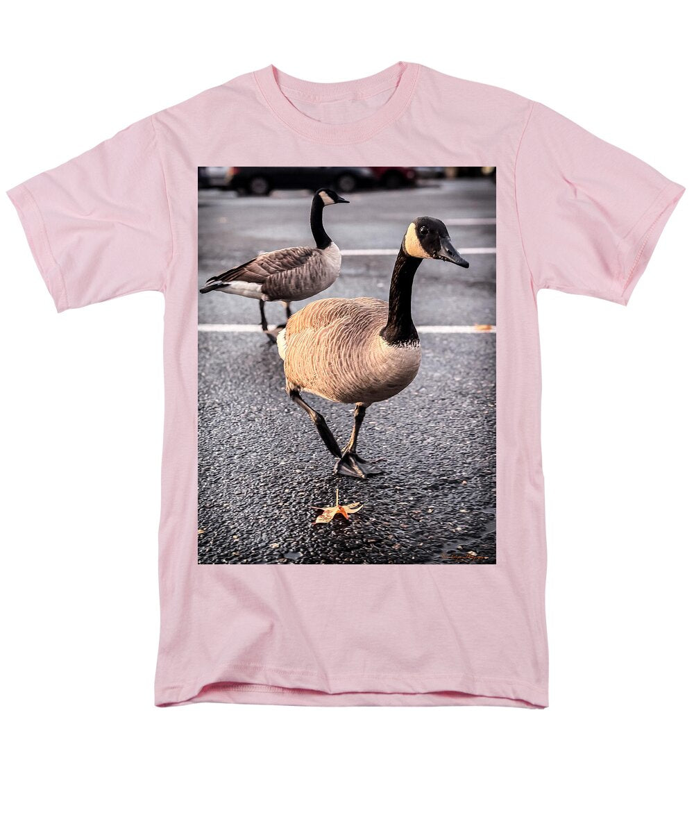 Geese in the parking lot - Men's T-Shirt (Regular Fit)