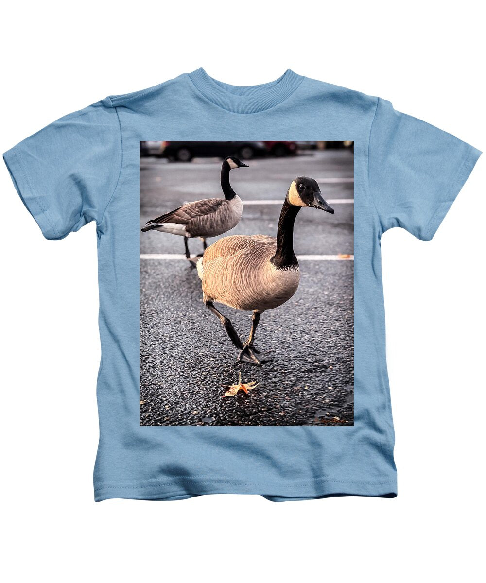 Geese in the parking lot - Kids T-Shirt