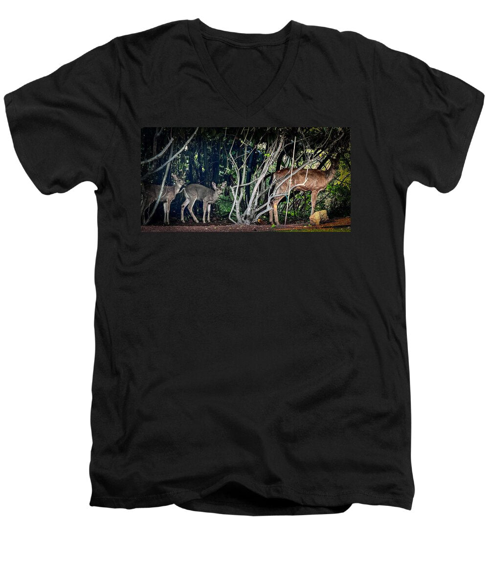 Mom and family - Men's V-Neck T-Shirt