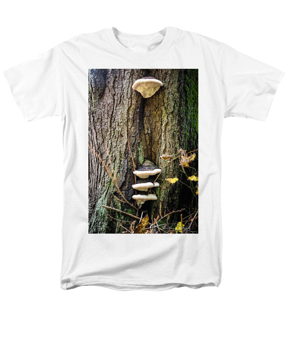 Mushrooms on the tree - Men's T-Shirt (Regular Fit)