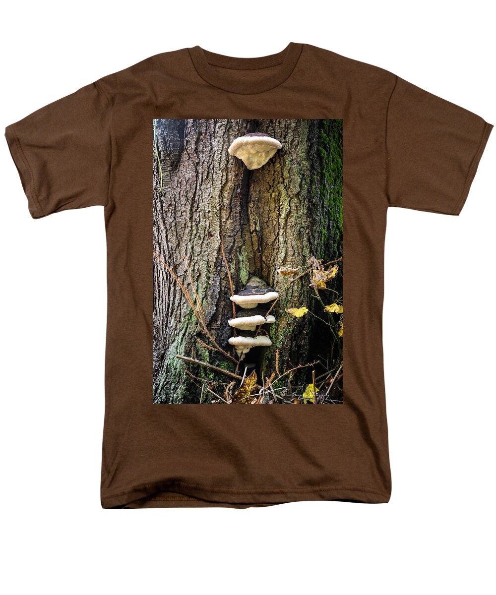 Mushrooms on the tree - Men's T-Shirt (Regular Fit)