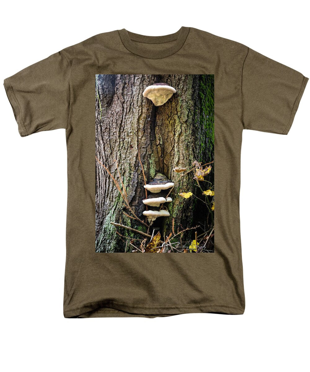 Mushrooms on the tree - Men's T-Shirt (Regular Fit)