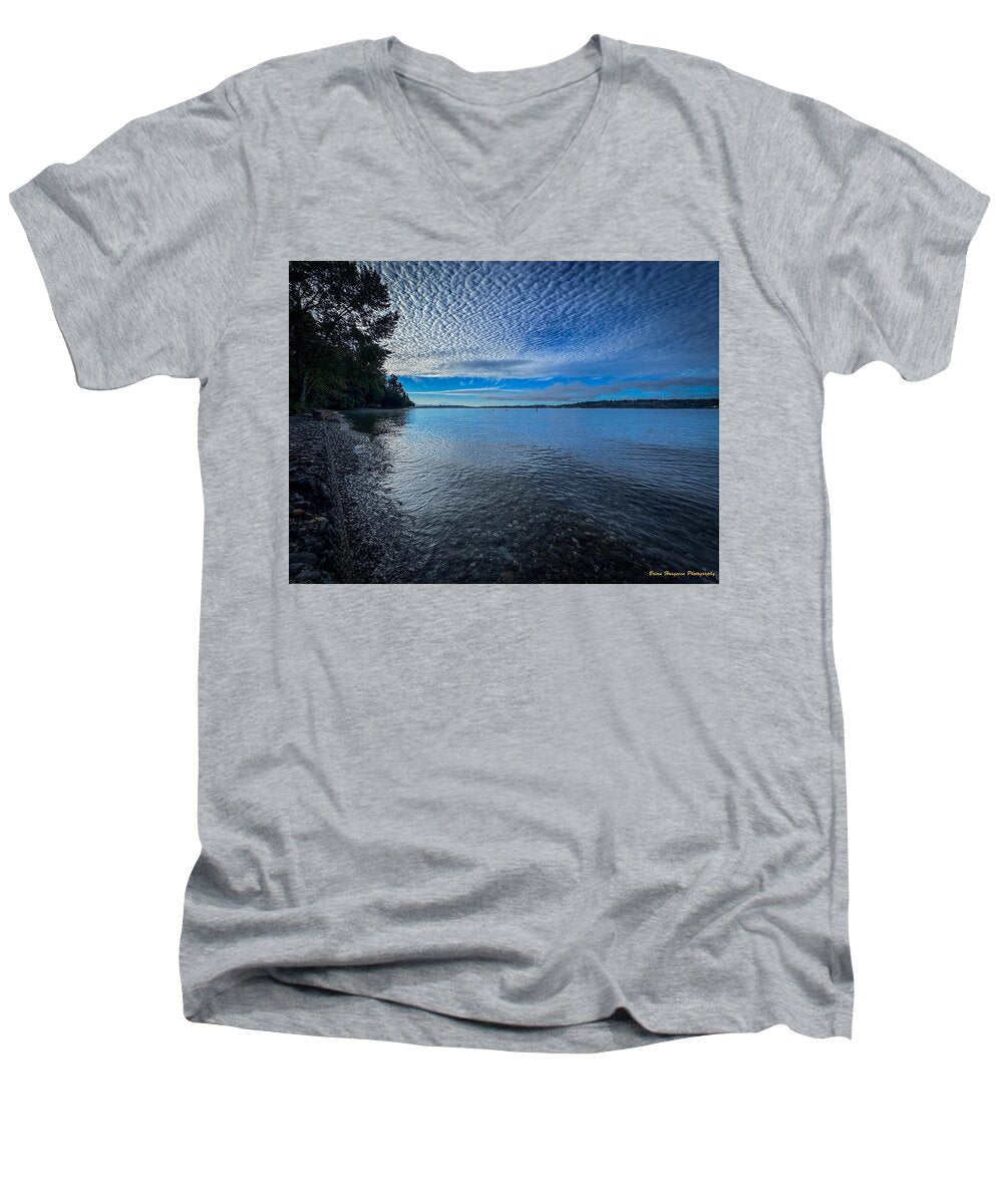 Reflection of the clouds - Men's V-Neck T-Shirt