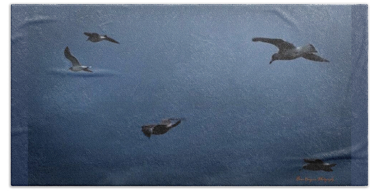 Seagulls in flight 2 - Bath Towel