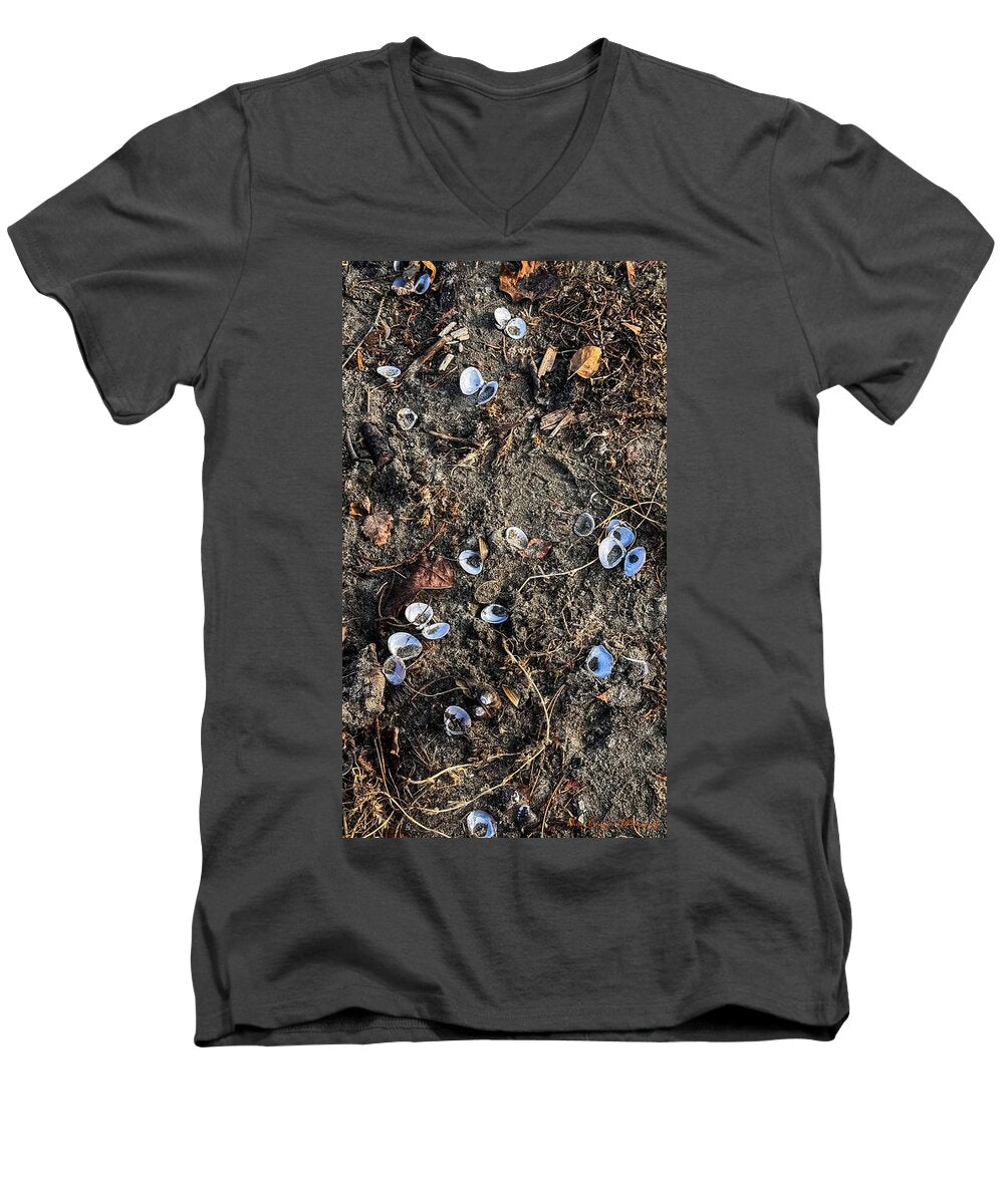 Seashells on the beach - Men's V-Neck T-Shirt