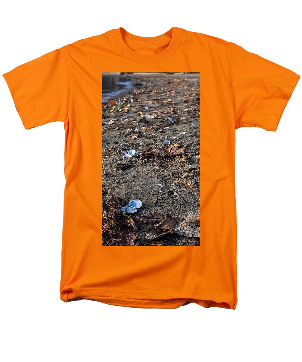 Seashells on the shoreline - Men's T-Shirt (Regular Fit)
