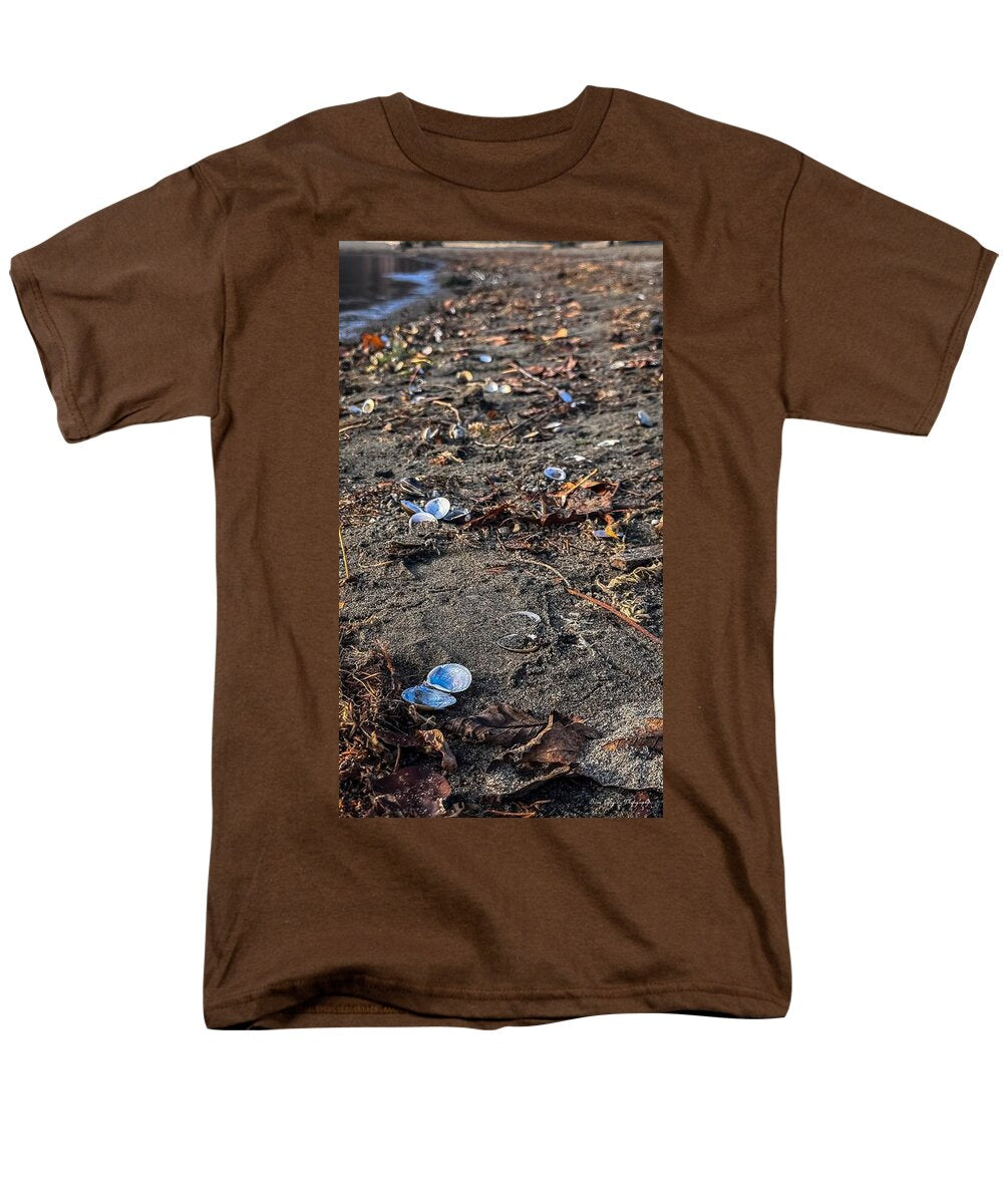 Seashells on the shoreline - Men's T-Shirt (Regular Fit)