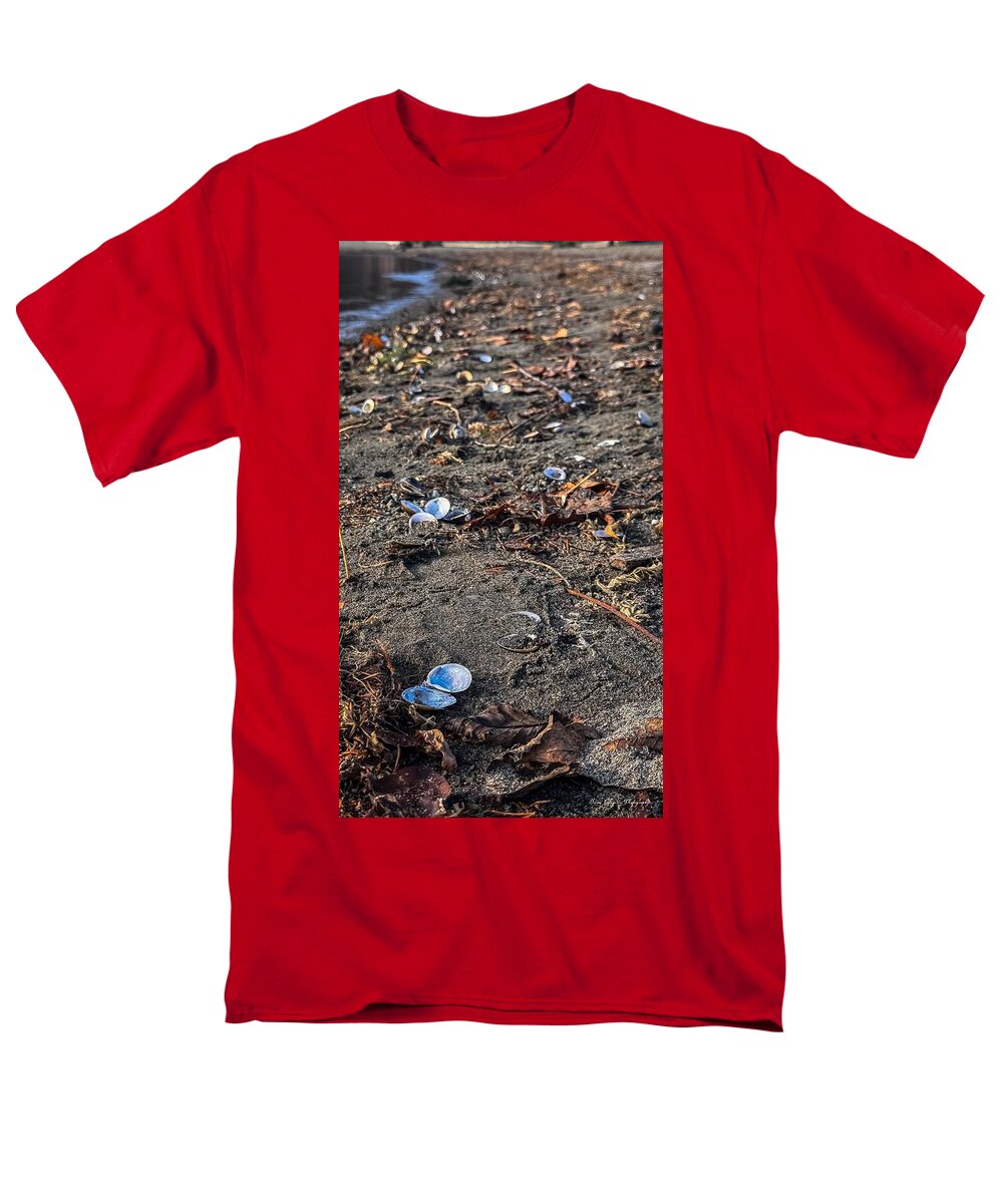 Seashells on the shoreline - Men's T-Shirt (Regular Fit)