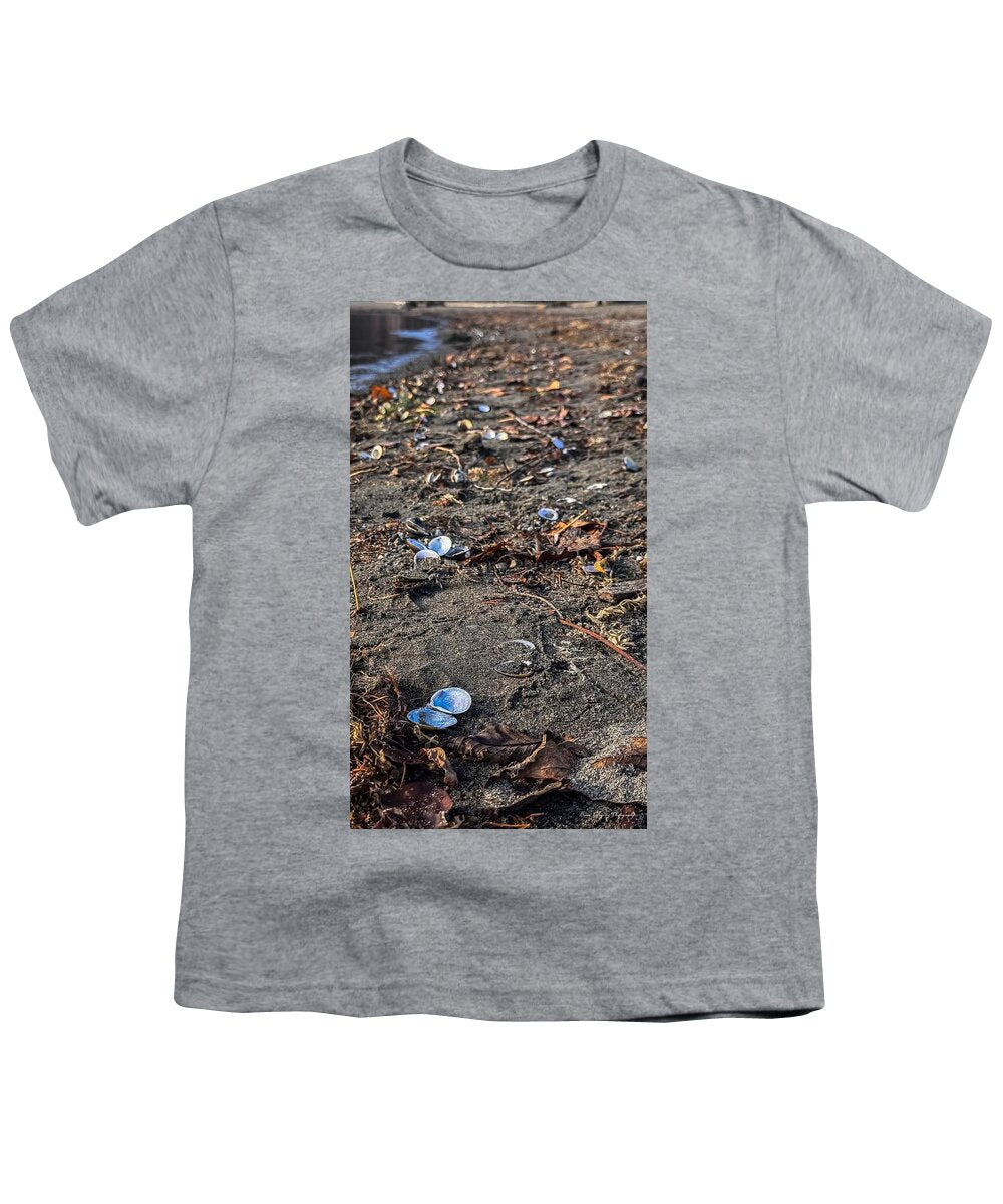 Seashells on the shoreline - Youth T-Shirt