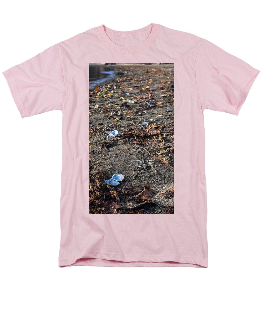Seashells on the shoreline - Men's T-Shirt (Regular Fit)