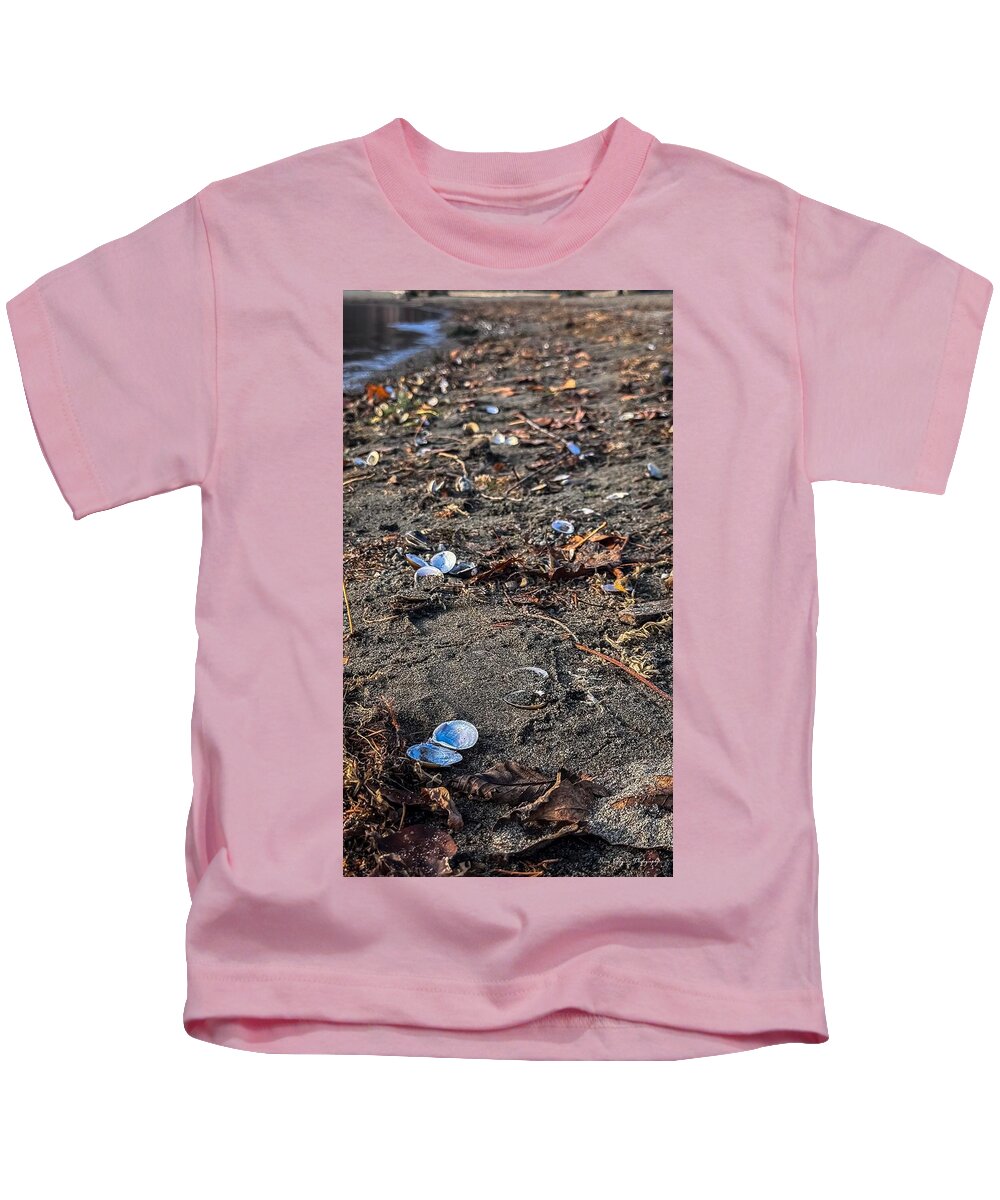 Seashells on the shoreline - Kids T-Shirt