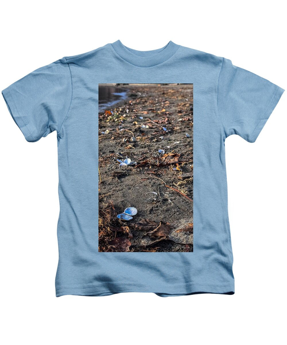 Seashells on the shoreline - Kids T-Shirt