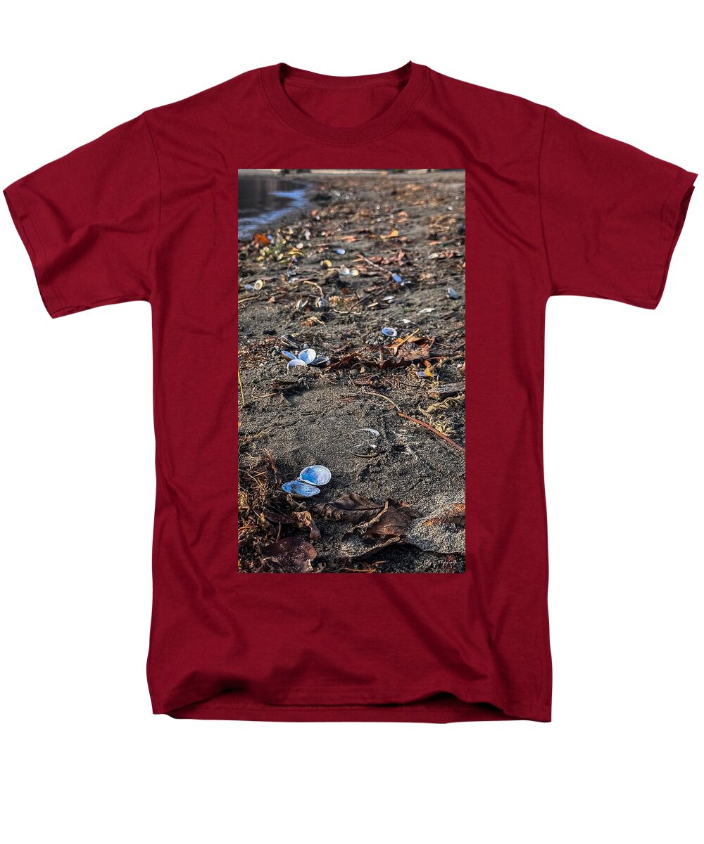 Seashells on the shoreline - Men's T-Shirt (Regular Fit)
