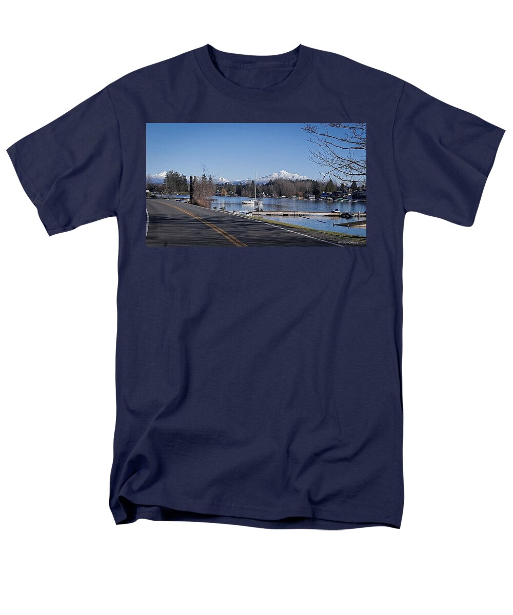 View of lake Steven - Men's T-Shirt (Regular Fit)