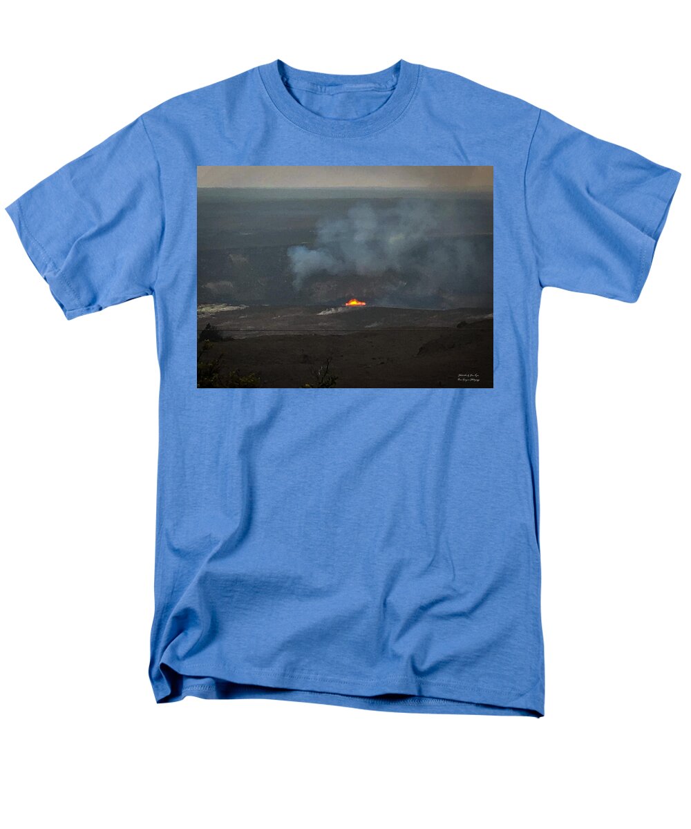 Volcano in Hawaii - Men's T-Shirt (Regular Fit)