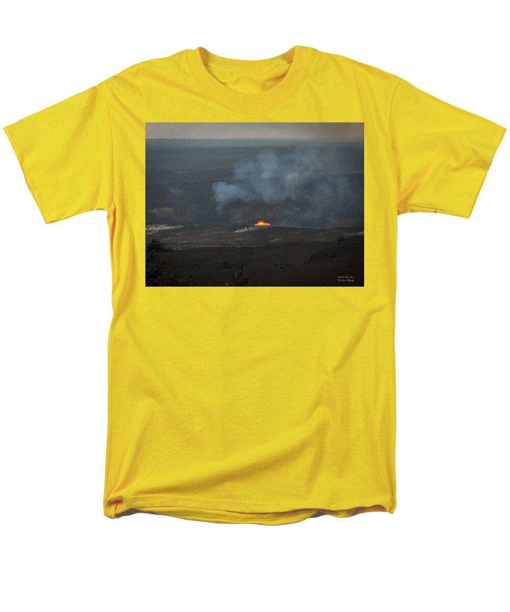 Volcano in Hawaii - Men's T-Shirt (Regular Fit)
