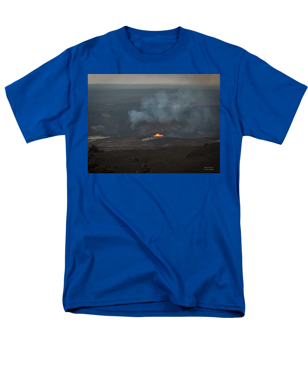 Volcano in Hawaii - Men's T-Shirt (Regular Fit)