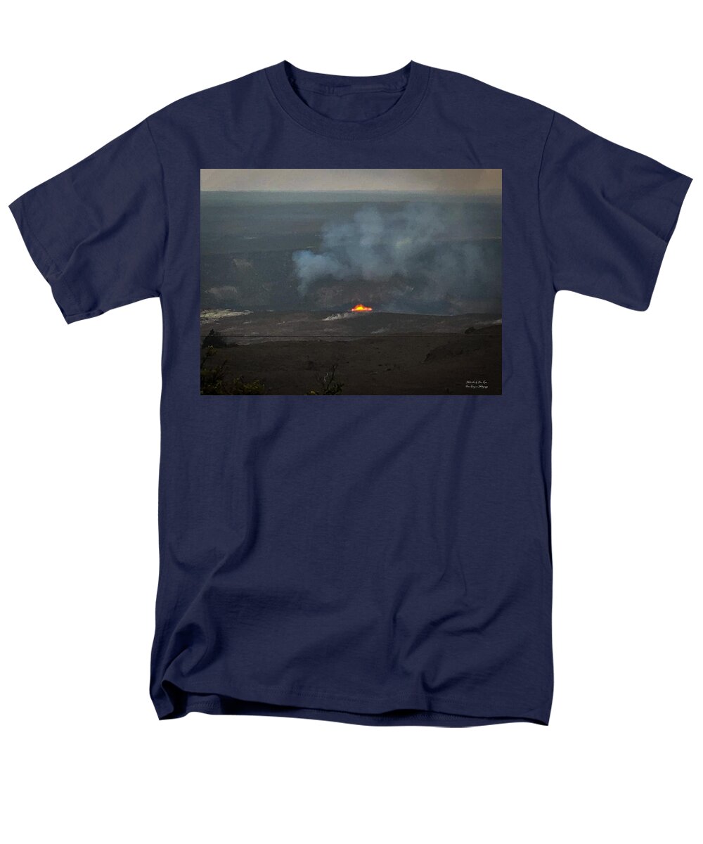 Volcano in Hawaii - Men's T-Shirt (Regular Fit)