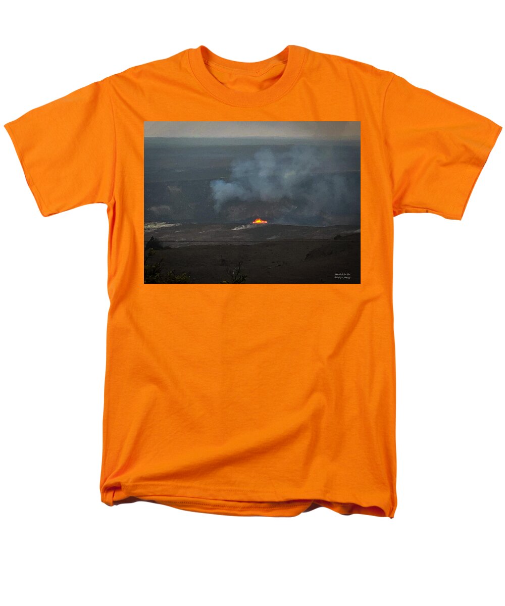 Volcano in Hawaii - Men's T-Shirt (Regular Fit)