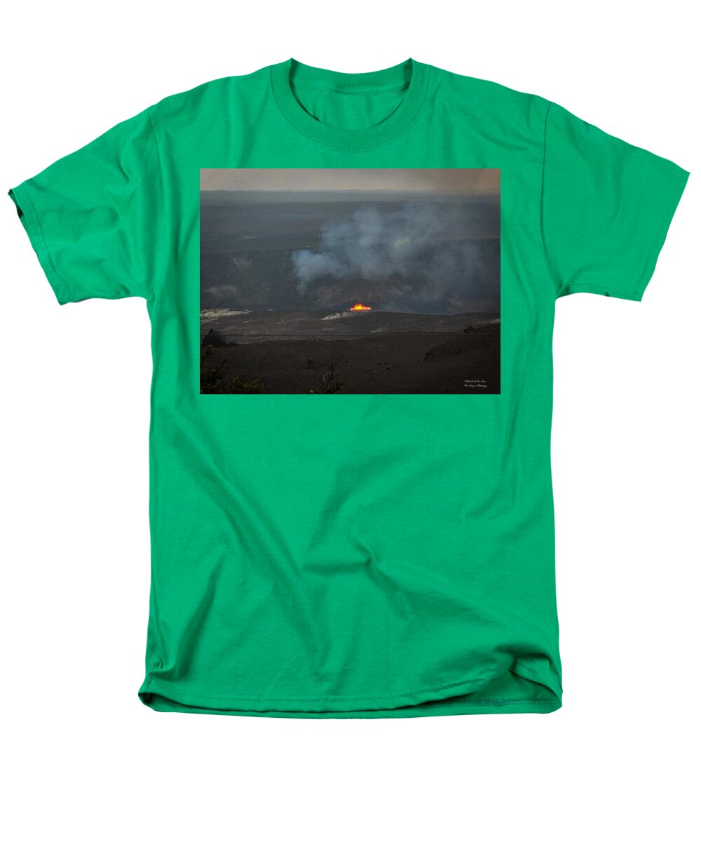 Volcano in Hawaii - Men's T-Shirt (Regular Fit)
