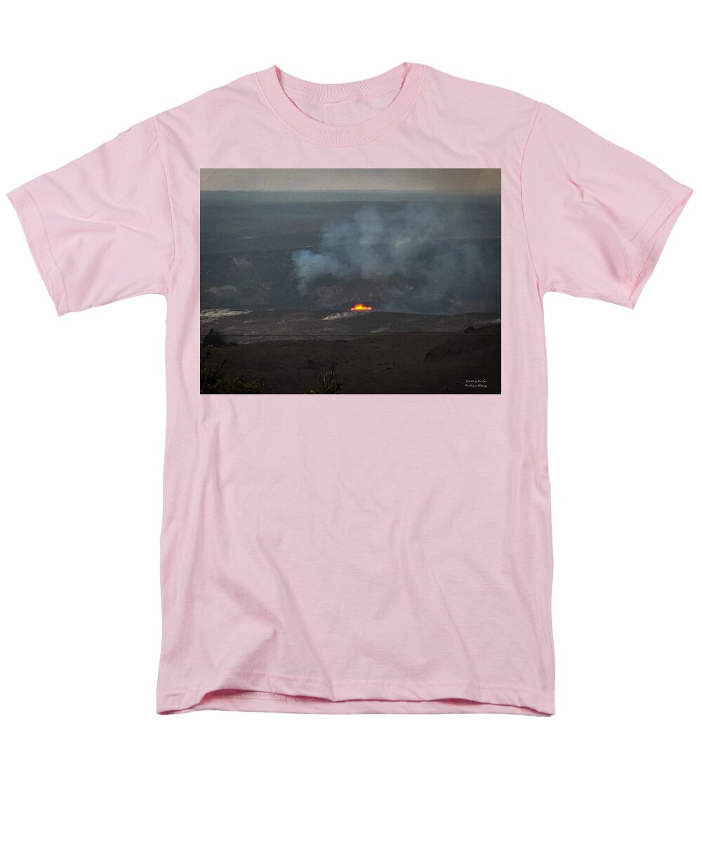 Volcano in Hawaii - Men's T-Shirt (Regular Fit)
