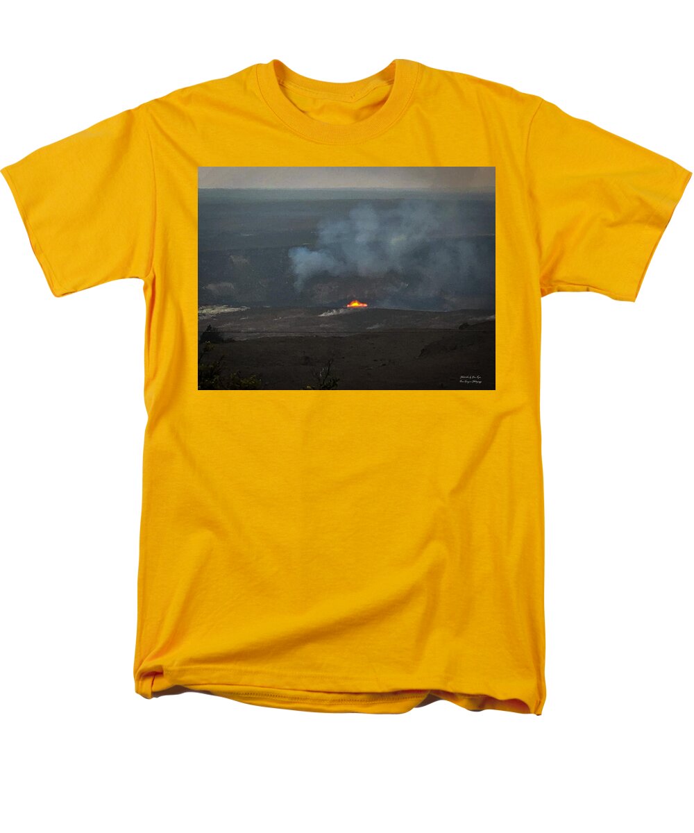 Volcano in Hawaii - Men's T-Shirt (Regular Fit)
