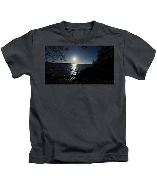 As the sun sets  - Kids T-Shirt