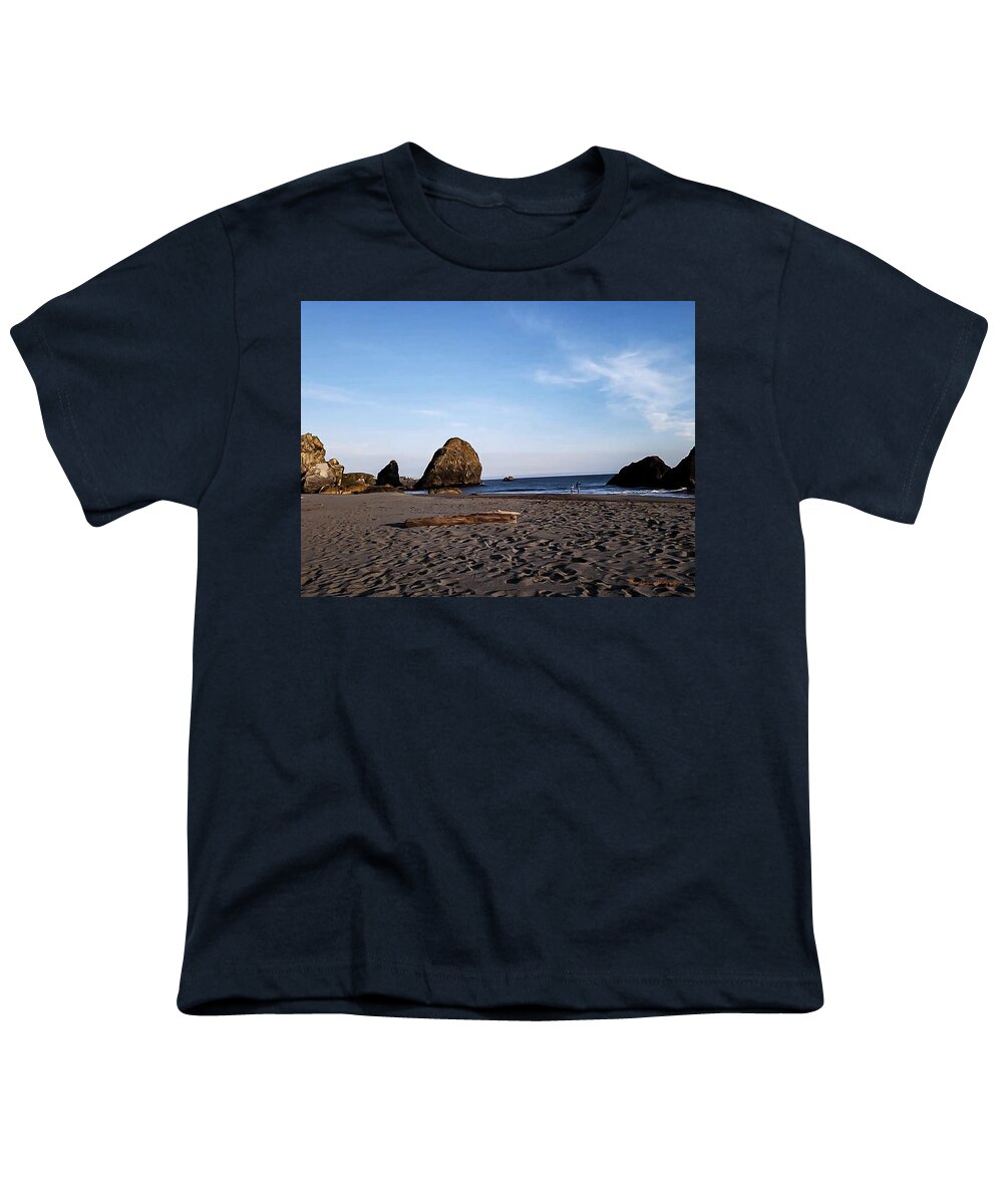 At the beach 4 - Youth T-Shirt