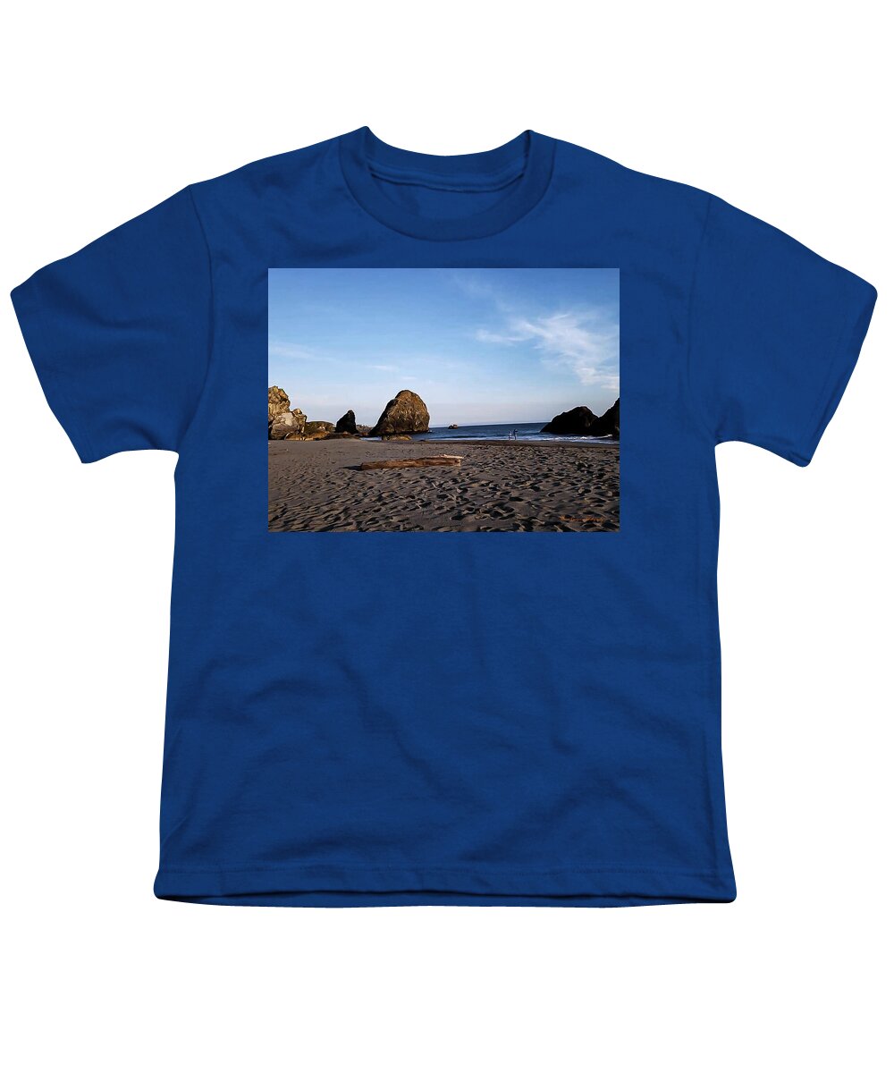 At the beach 4 - Youth T-Shirt
