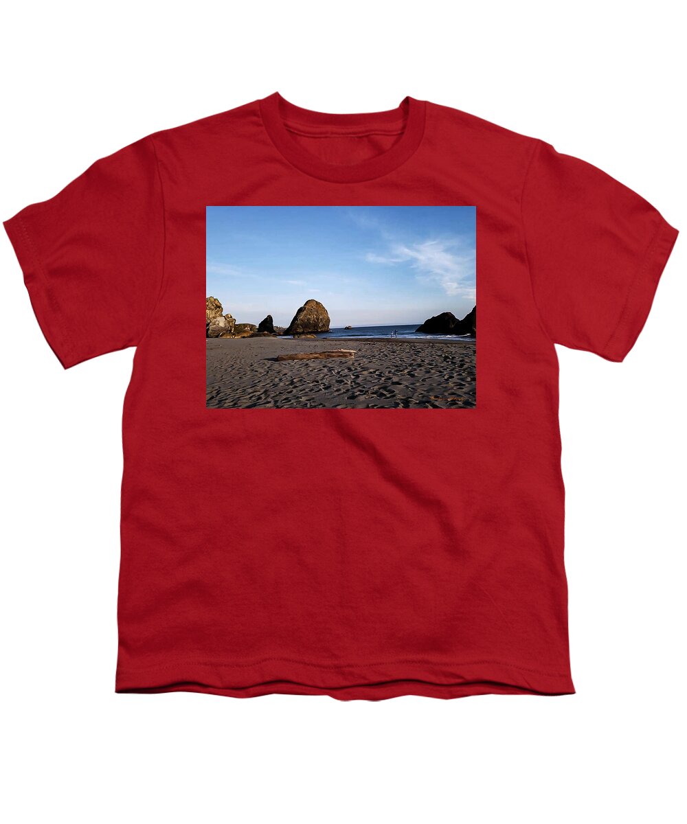 At the beach 4 - Youth T-Shirt