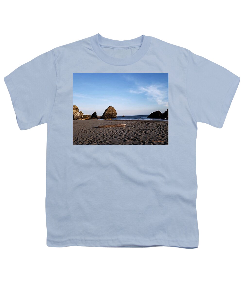 At the beach 4 - Youth T-Shirt