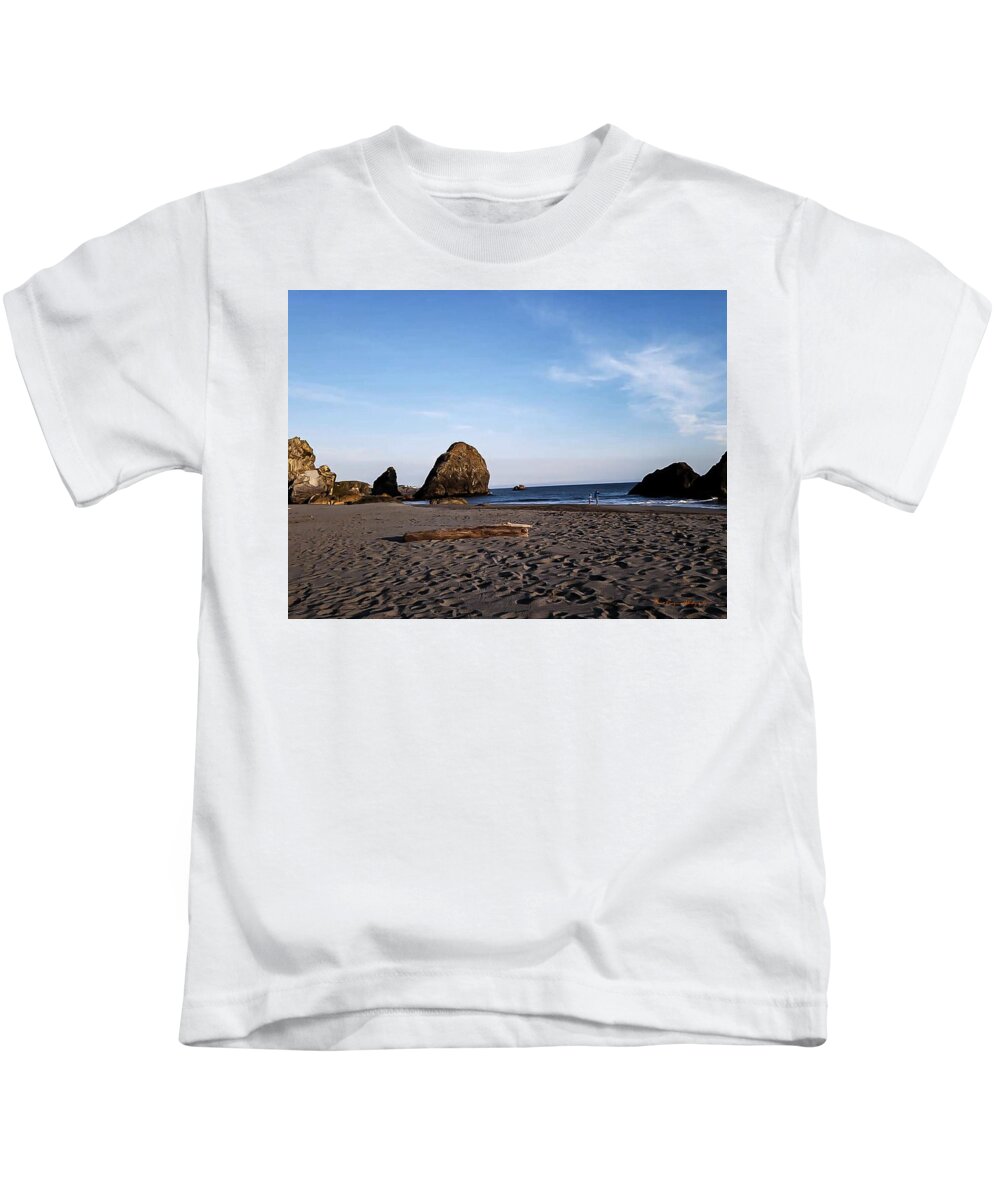 At the beach 4 - Kids T-Shirt