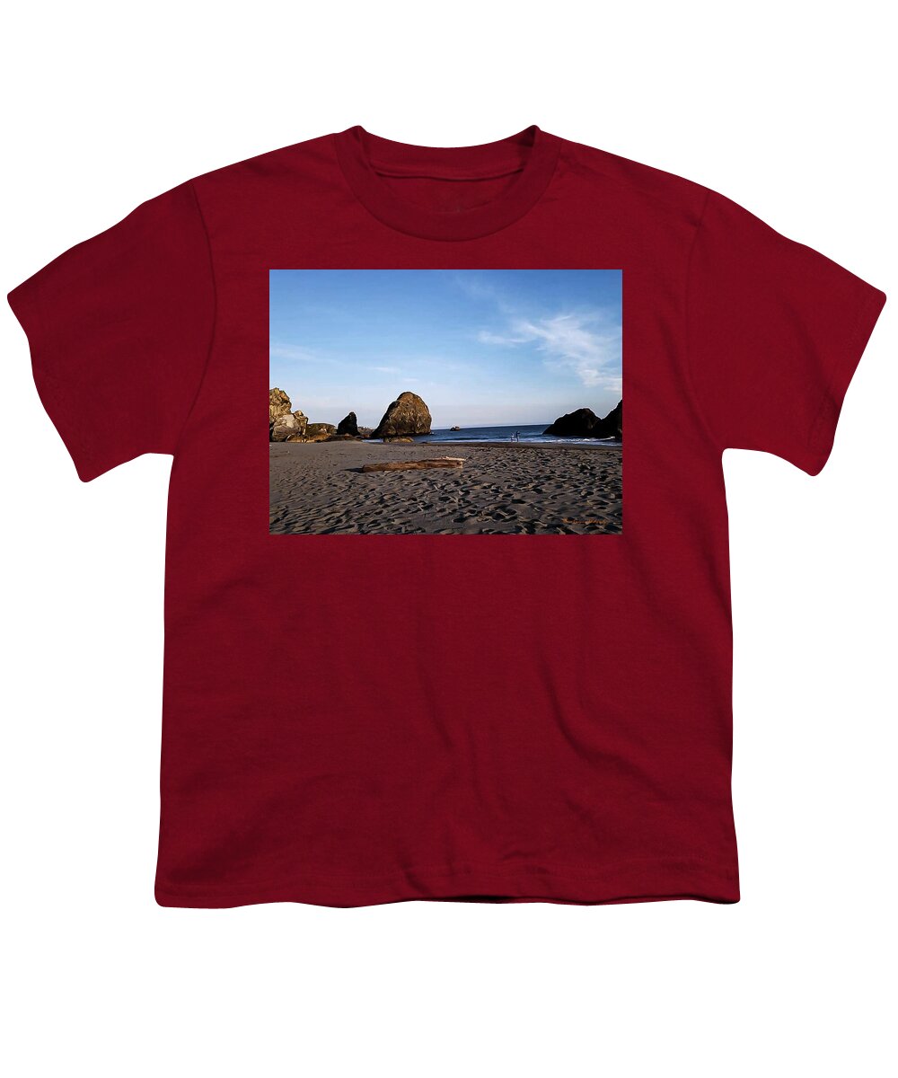At the beach 4 - Youth T-Shirt