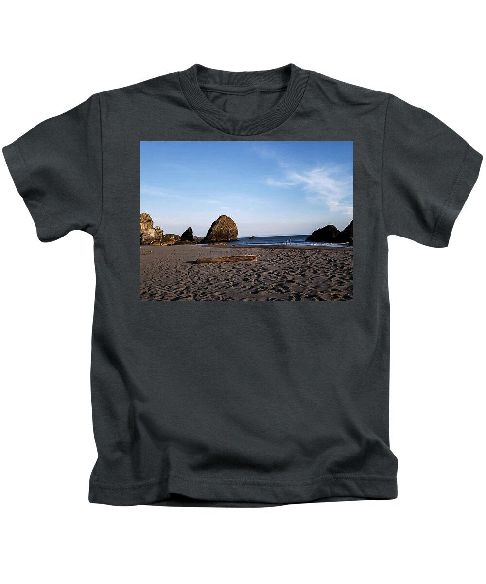 At the beach 4 - Kids T-Shirt