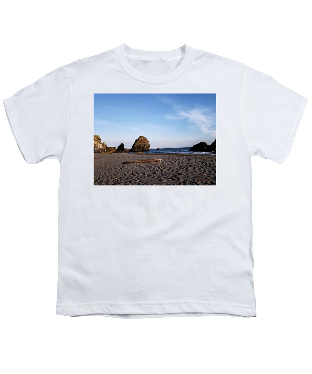 At the beach 4 - Youth T-Shirt