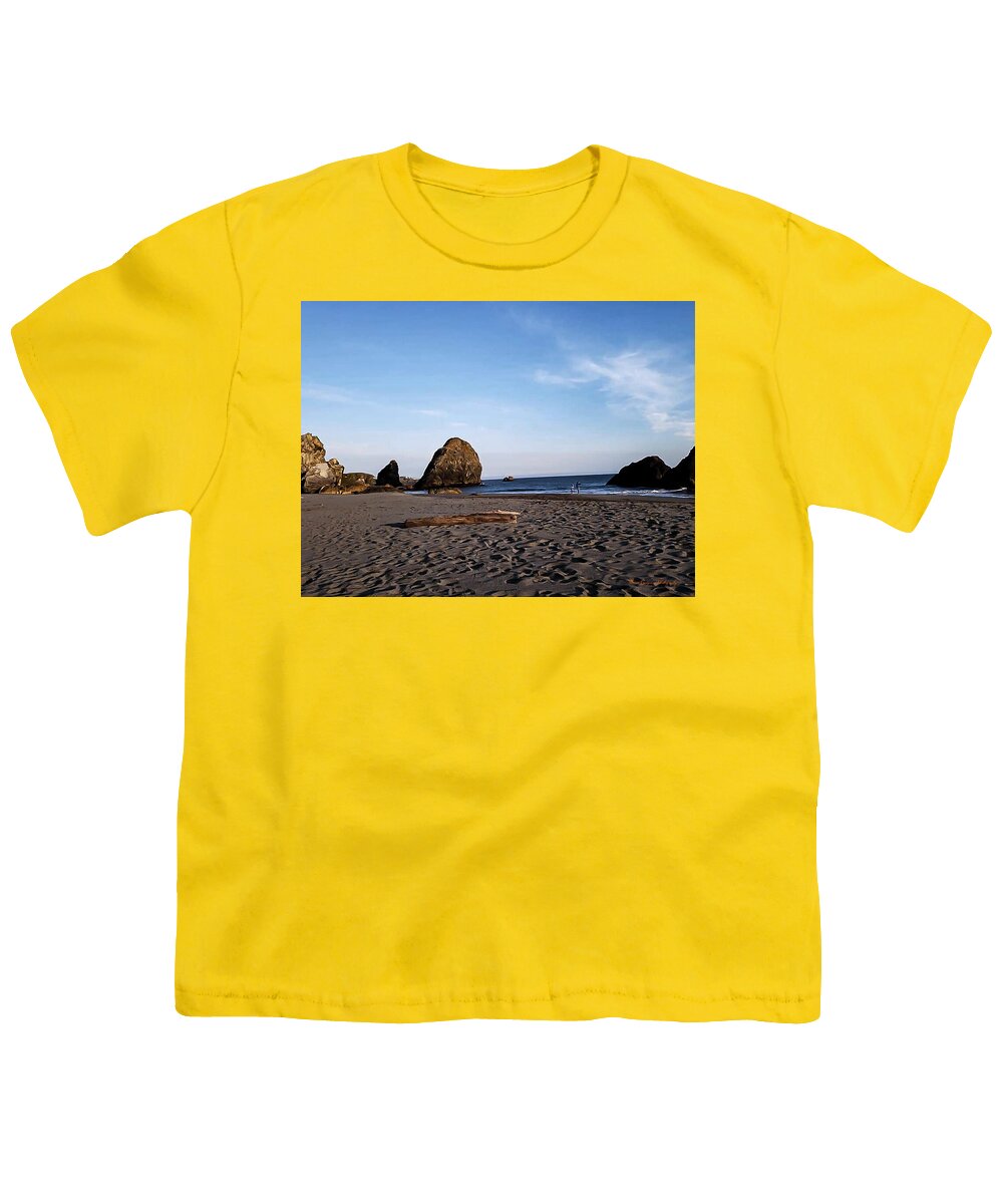 At the beach 4 - Youth T-Shirt