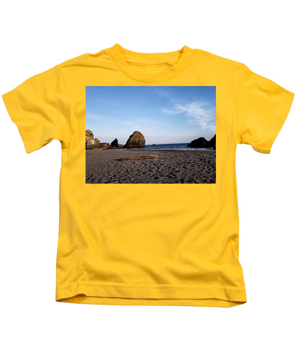At the beach 4 - Kids T-Shirt