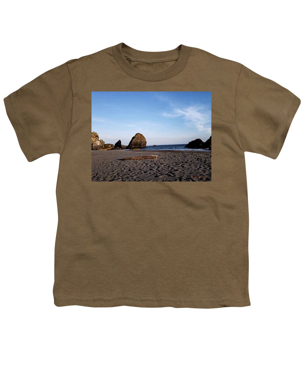 At the beach 4 - Youth T-Shirt